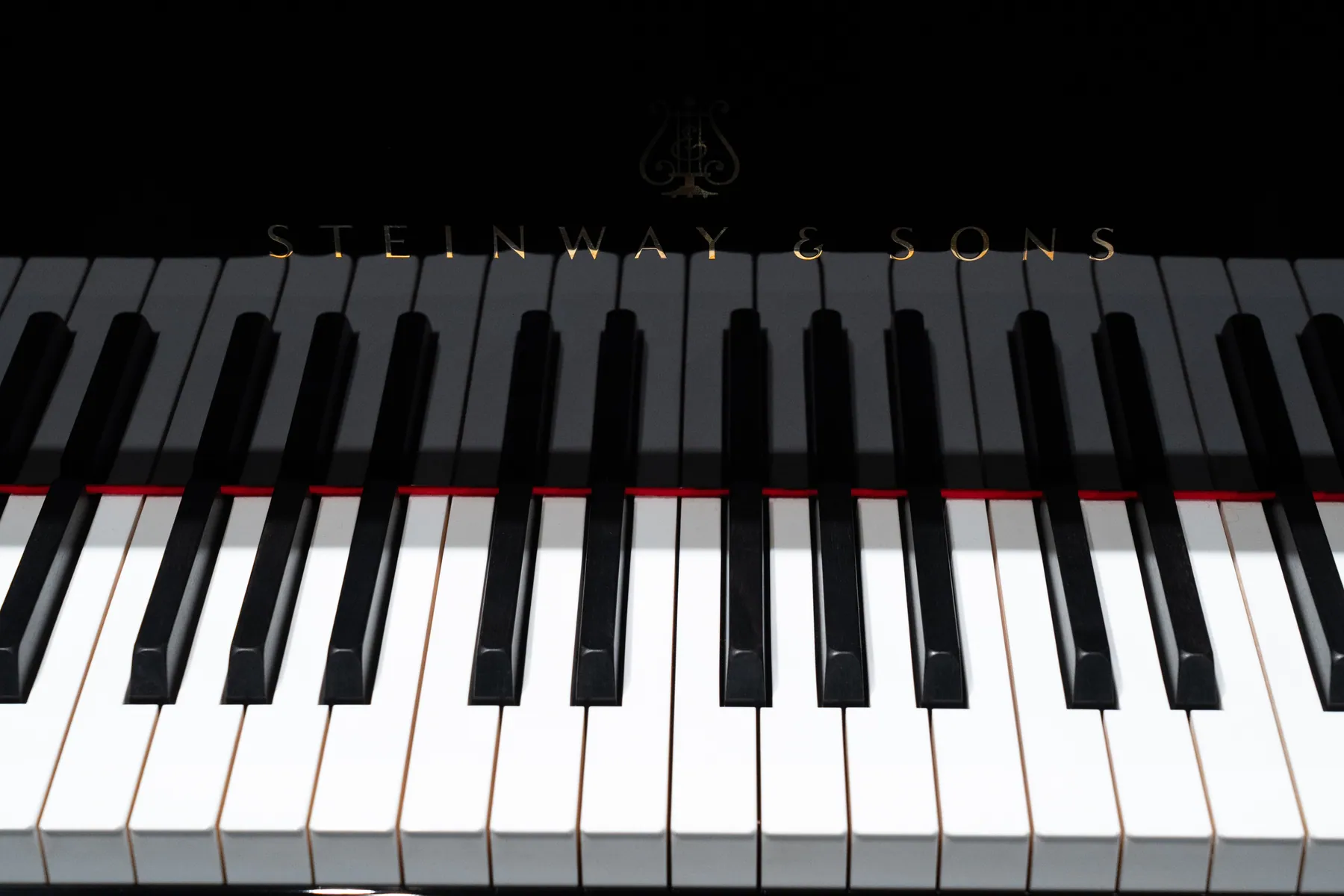 Teclado de un piano de cola